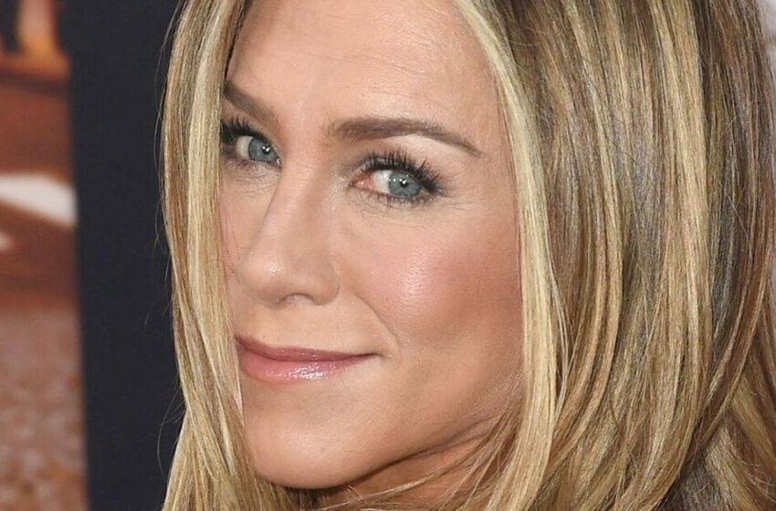  “El vestido parece demasiado provocativo”: Jennifer Aniston causó revuelo con un minivestido transparente.