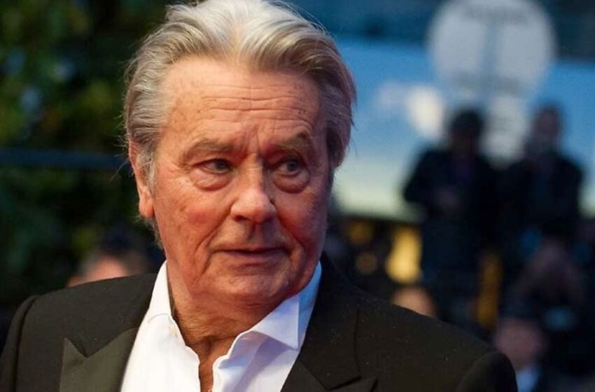  Cómo los Hijos de Alain Delon Siguen Cautivando con su Impresionante Belleza: La Familia Delon en la Actualidad