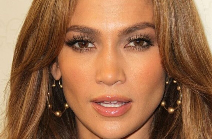  “Se Ve Preocupante”: Las Fotos Honestas de Jennifer Lopez Sin Photoshop Impactan a Sus Fans