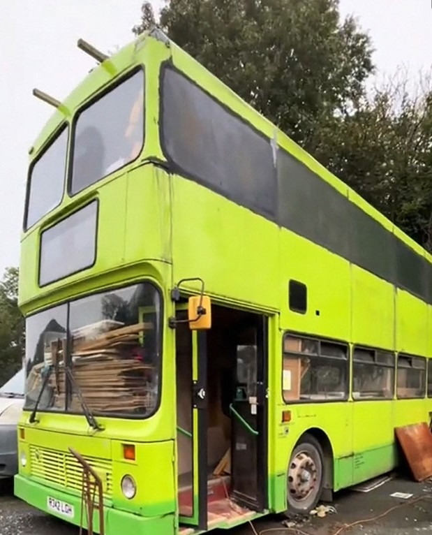 Madre Soltera Transforma un Autobús de Dos Pisos en un Pequeño Hogar Después de Luchar por Conseguir una Casa: ¿Cómo se Ve?