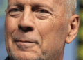 Bruce Willis sonriendo, fotografiado por los paparazzi en un coche: ¿Cómo se ve?